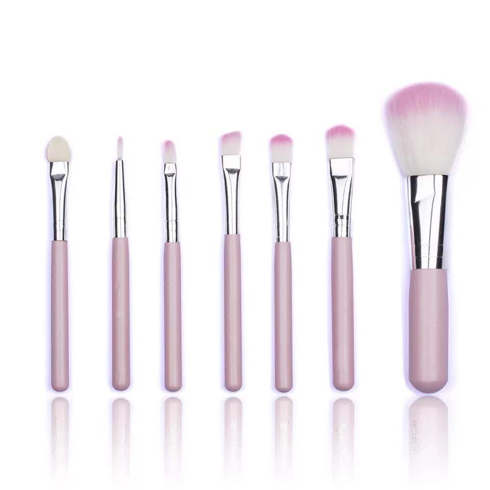 7-piece foundation makeup brush set with corrugated nylon bristles and short wooden handles