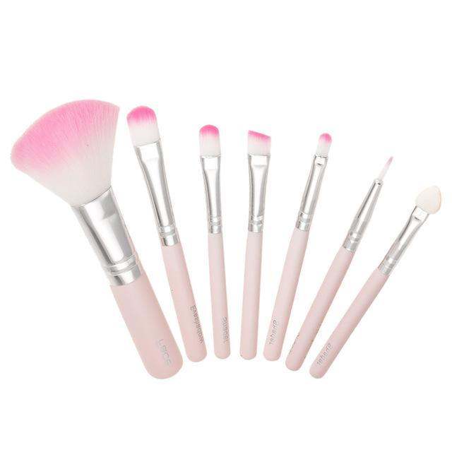 7-piece foundation makeup brush set with corrugated nylon bristles and short wooden handles